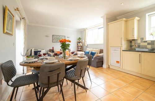Saxmundham Cottage | 1 Hazelwood - sleeps 6 guests in 3 bedrooms