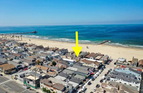 West Newport House | 1 House from the Sand with Rooftop Deck on 28th Street