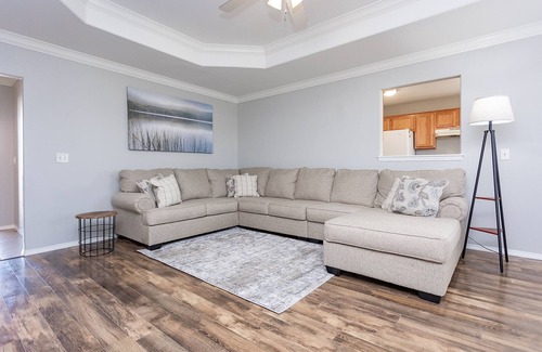 Bentonville House | 1 King 2 Queens 1 Gigantic Couch