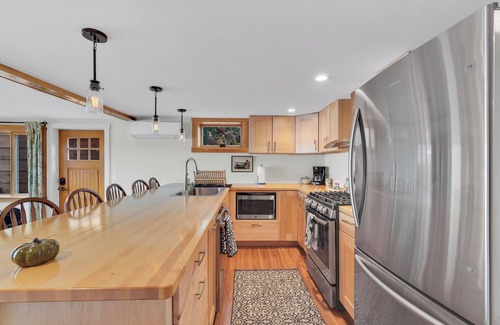 Malletts Bay House | 1 King Bed, 1 Queen Sleeper Sofa Walk-in Shower, Soaker TUB SCENIC VIEW OVERLOOKING MALLETS BAY OPEN FLOOR PLAN