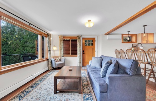 Malletts Bay House | 1 King Bed, 1 Queen Sleeper Sofa Walk-in Shower, Soaker TUB SCENIC VIEW OVERLOOKING MALLETS BAY OPEN FLOOR PLAN