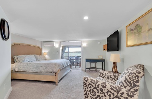 Malletts Bay House | 1 King Bed, 1 Queen Sleeper Sofa Walk-in Shower, Soaker TUB SCENIC VIEW OVERLOOKING MALLETS BAY OPEN FLOOR PLAN