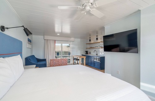 Rockwell Hotel | 1 King Bed with Sofa Bed Resort View