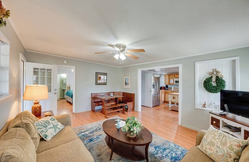 Magnolia Bluffs House | 1 Mi to Fishing Pier: Apalachicola Bay Getaway!