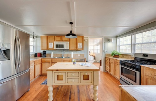 Magnolia Bluffs House | 1 Mi to Fishing Pier: Apalachicola Bay Getaway!