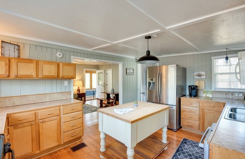 Magnolia Bluffs House | 1 Mi to Fishing Pier: Apalachicola Bay Getaway!
