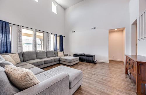 Reedley House | 1 Mi to Golf! Spacious and Modern Home in Dinuba