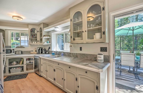 Placerville Cabin | 1 Mi to Jenkinson Lake: ‘Apple’s Chalet’ w/Deck