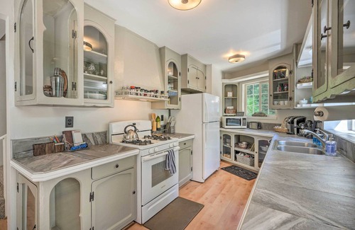 Placerville Cabin | 1 Mi to Jenkinson Lake: ‘Apple’s Chalet’ w/Deck