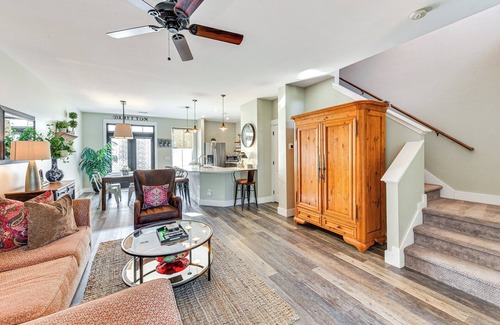 Bluffton House | 1 Mi to Old Town: Cheerful Bluffton Townhome!