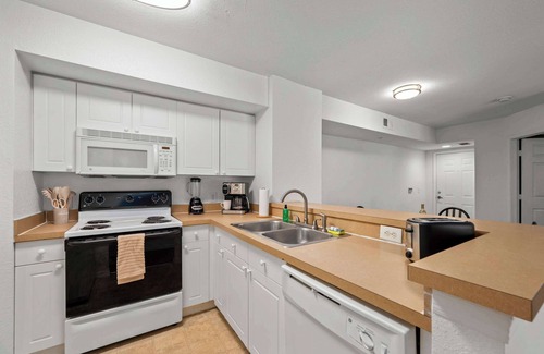 Temple Terrace Condo | 1 MI to USF! Budget Friendly, Pool, GYM