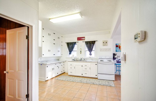 Farnam House | < 1 Mi to Vineyard: Historic Farnam Home!