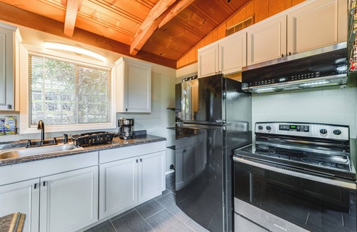 Clearlake Cabin | < 1 Mi to Water: Cozy Clearlake Cabin