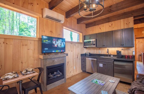 West Jefferson Cabin | 1 Mile to Downtown West Jefferson Camping Cabin #7