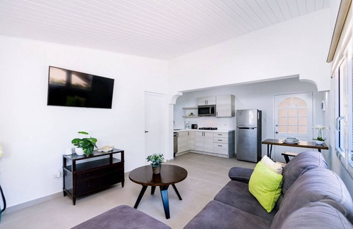 Malmok Apartment | 1 MIN Walk 2 Arashi Beach Suite w Roofdeck Pool