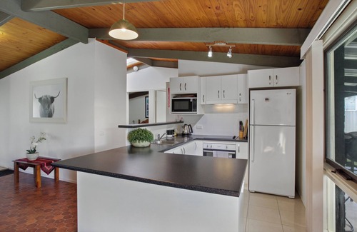 Lake Tabourie House | 1 min walk to lake + Foxtel /Netflix & Wifi