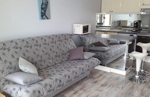 Cannes La Bocca Apartment | 1-minute walk to the beach, superb sea view, private parking, terrace.