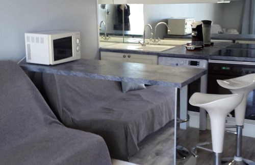 Cannes La Bocca Apartment | 1-minute walk to the beach, superb sea view, private parking, terrace.