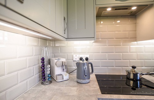 Combpyne Cottage | 1 PINEWOOD RETREAT, romantic, character holiday cottage in Lyme Regis