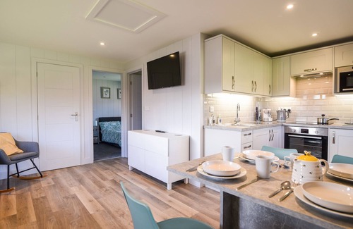 Combpyne Cottage | 1 PINEWOOD RETREAT, romantic, character holiday cottage in Lyme Regis