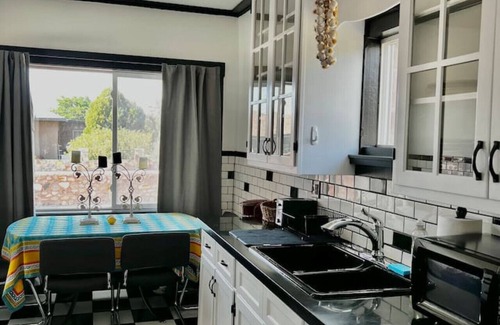 Las Cruces House | 1 queen bd/1futon full kitchen 5 mins to downtown