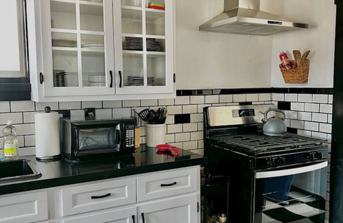 Las Cruces House | 1 queen bd/1futon full kitchen 5 mins to downtown