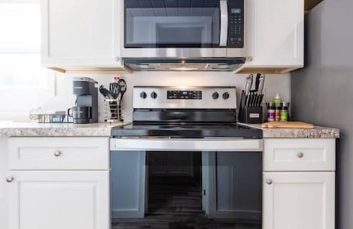 Guntersville Apartment | 1 Romantic King Tiny Home Boat Parking
