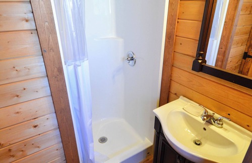 Big Spring Cabin | 1-room Cabin with 2 beds, Kitchen, Shower, fitness room, laundry, in Big Spring