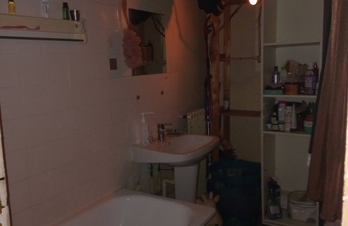 Maisons-Alfort Bed & Breakfast | 1 room in a shared apartment