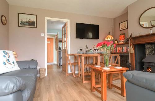 Lowestoft House | 1 Rumsby Cottages