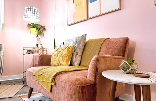 Oread Apartment | [1] StayAwhile: The Pink Retreat. 2-Min Walk to Mass!