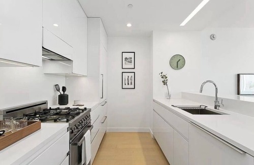 Queens Apartment | 1 Stop to Midtown Amazing View Luxury High Rise Corner 1 Bedroom Apartment