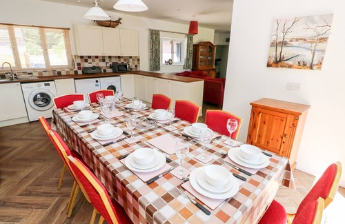 Robeston Wathen Cottage | 1 THE WARREN, pet friendly, country holiday cottage in Narberth