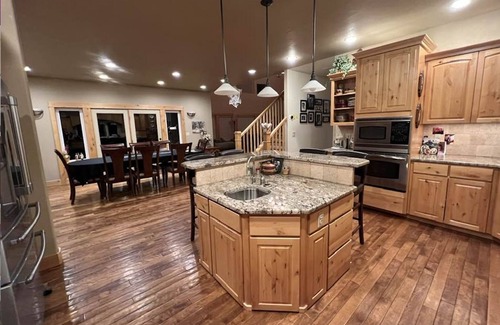 Bend House | 10 acres, killer mountain views, fire pit, sleeps 8 -2 kings -Dog Friendly!