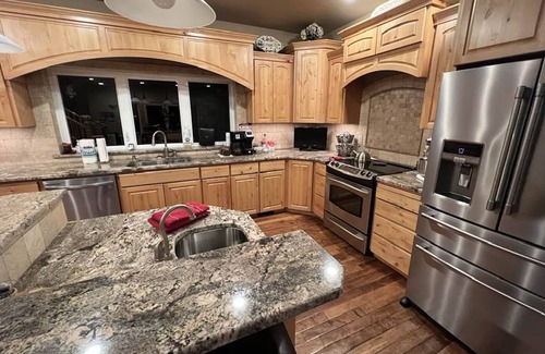 Bend House | 10 acres, killer mountain views, fire pit, sleeps 8 -2 kings -Dog Friendly!