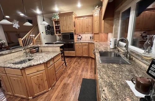 Bend House | 10 acres, killer mountain views, fire pit, sleeps 8 -2 kings -Dog Friendly!