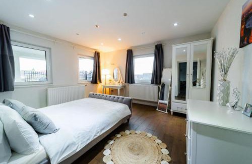 Capalnita Villa | 10 Bed Villa Sleeps 27 -Pool & Hot tub -Wood fire