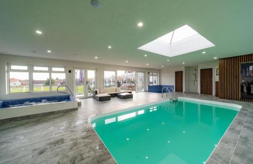 Capalnita Villa | 10 Bed Villa Sleeps 27 -Pool & Hot tub -Wood fire