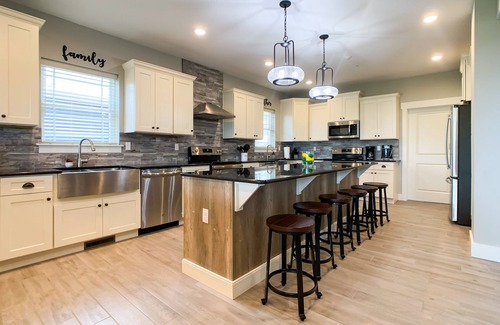 Table Rock House | 10 bedrooms w/Swim/Spa - In/outdoor community pool