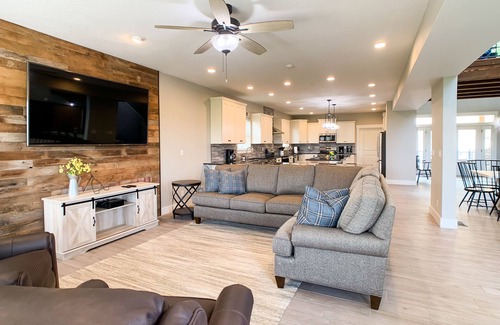 Table Rock House | 10 bedrooms w/Swim/Spa - In/outdoor community pool