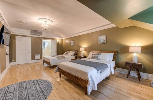 Vieux-Quebec-Cap-Blanc-colline Parlementaire Hotel | 10 Double Room Summar
