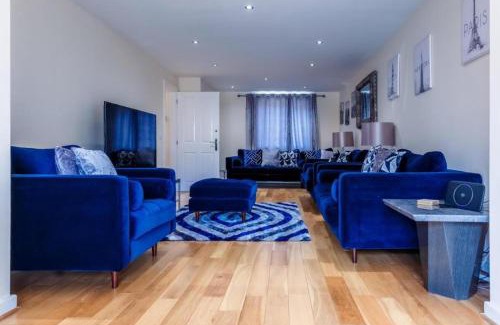 Milton Keynes House | 10 Guests - 5 Bedrooms - Free Parking - Lux House
