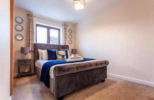 Milton Keynes House | 10 Guests - 5 Bedrooms - Free Parking - Lux House