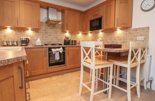 Skipton Cottage | 10 HAW GROVE, pet friendly, with hot tub in Hellifield