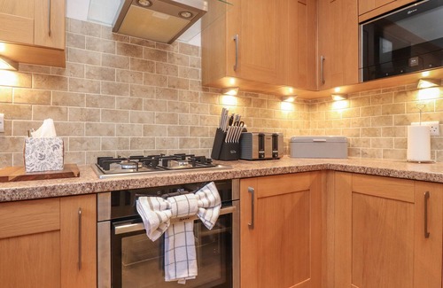 Skipton Cottage | 10 HAW GROVE, pet friendly, with hot tub in Hellifield