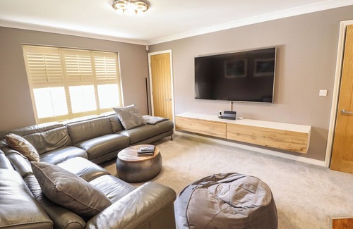 Grimsby House | 10 MELLOR WAY, pet friendly, character holiday cottage in New Waltham