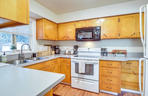 Bull Mountain House | 10 Mi to Portland: Greenway Neighborhood Home