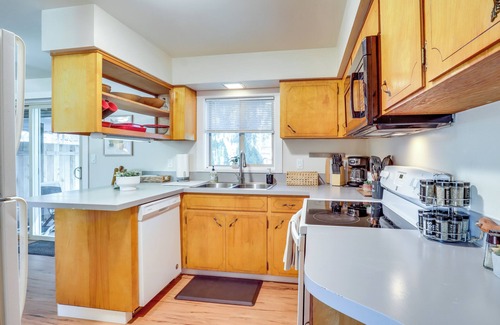 Bull Mountain House | 10 Mi to Portland: Greenway Neighborhood Home