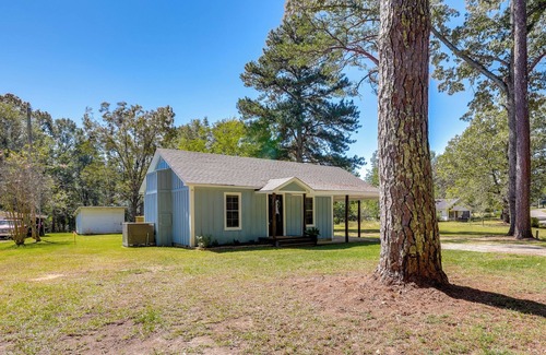 Iuka Cottage | 10 Mi to Tennessee River: Blue Willow-themed Home