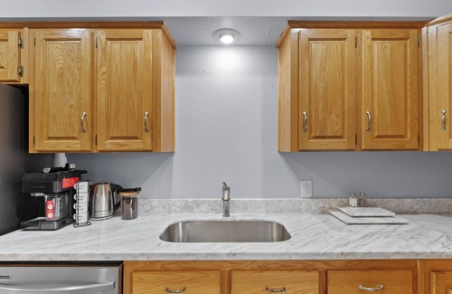 Ono Island House | 10 min away from beach 2-bedroom townhome in wonderful Pensacola with WiFi, AC
